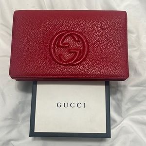 Gucci cross body purse with light gold chain.